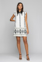 robe-mini-a-motifs-avec-collier-en-strass