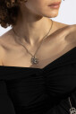 collier-avec-pendentif-en-forme-de-logo