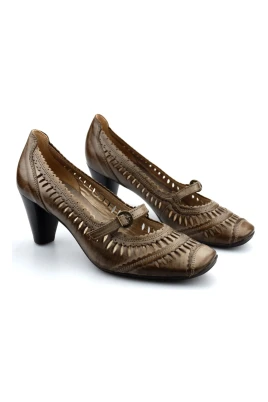 Perforerad sommarpumps i taupe
