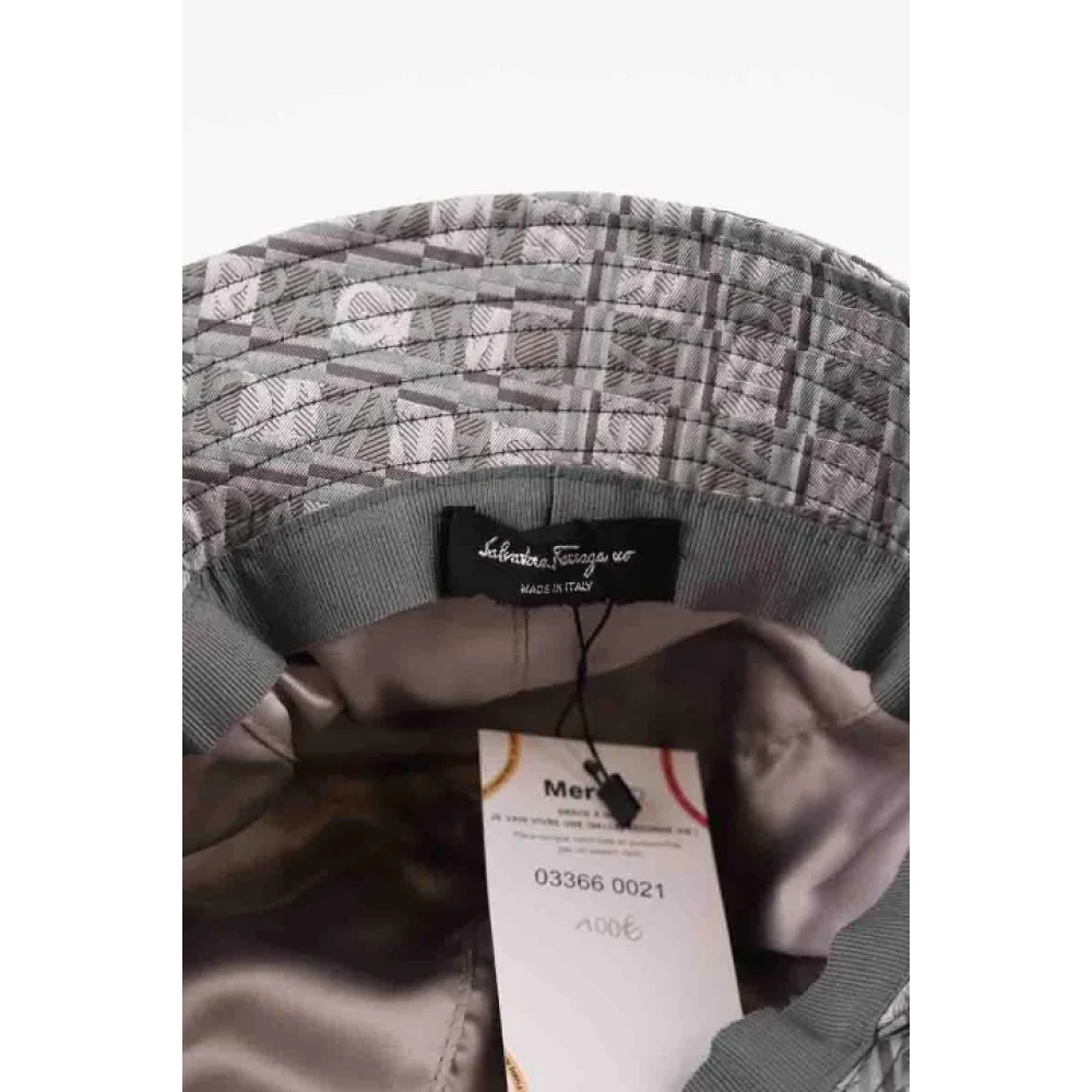 Salvatore Ferragamo Pre-owned Fabric hats Gray Dames