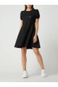 robe-noire-en-polyester-avec-application-de-strass
