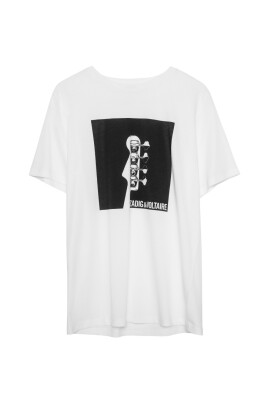 vit-t-shirt-med-gitarrtryck