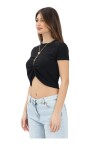 t-shirt-noir-avec-collier