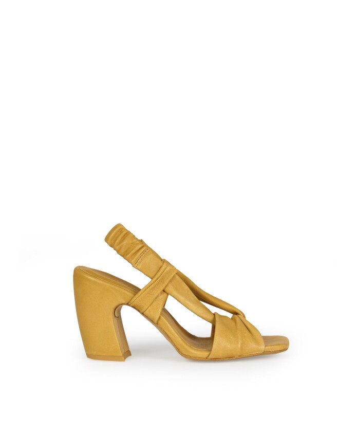 sandale-en-cuir-moutarde