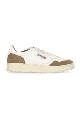 sneakers-en-cuir-blanc-avec-des-accents-marron