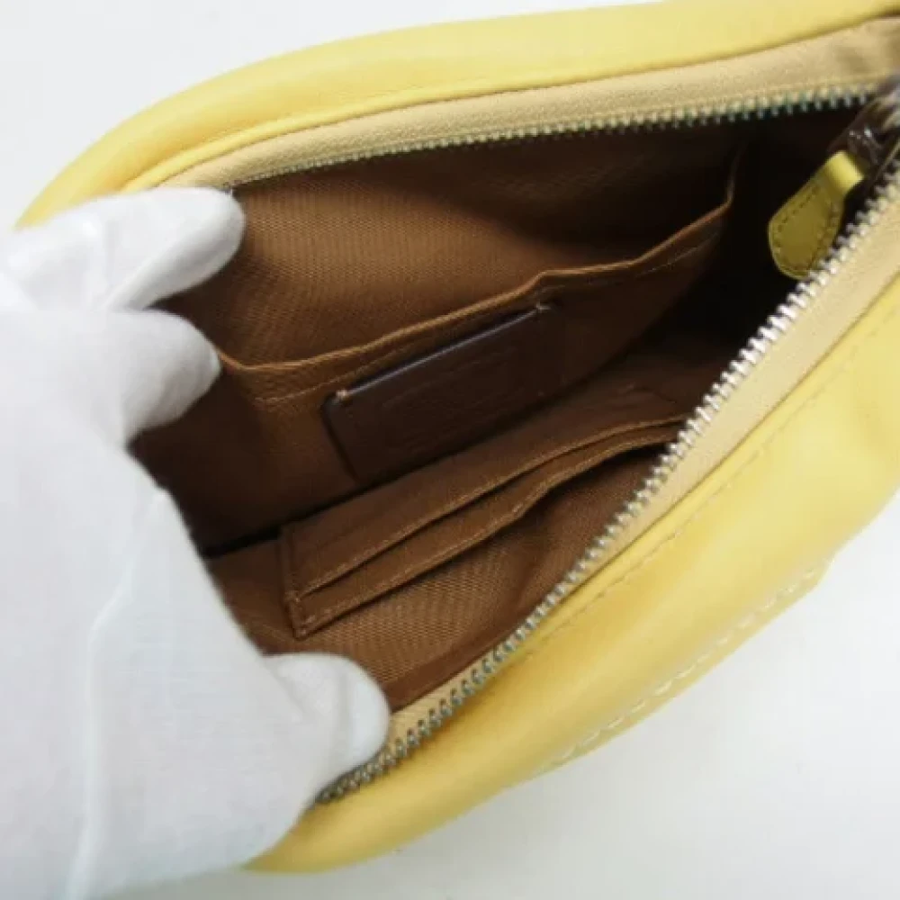 Coach Pre-owned Leather shoulder-bags Yellow Dames