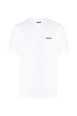 t-shirt-noir-avec-application
