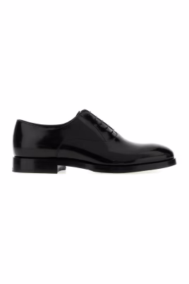 paire-de-chaussures-a-lacets