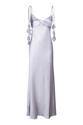 lilla-satin-maxi-kjole-blomsterdetaljer