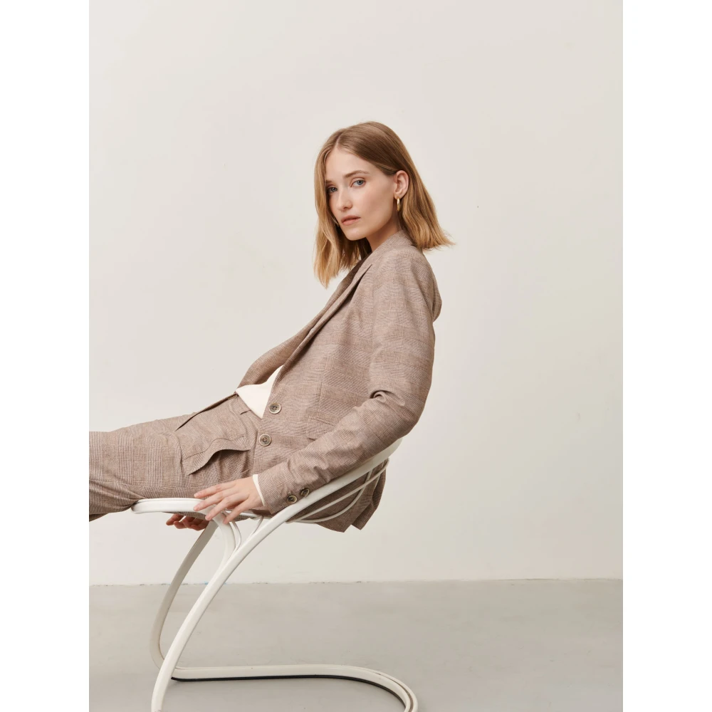 Jane Lushka Tijdloze Elegantie Blazer Beige Dames
