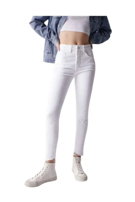 Modernt vita denimbyxor