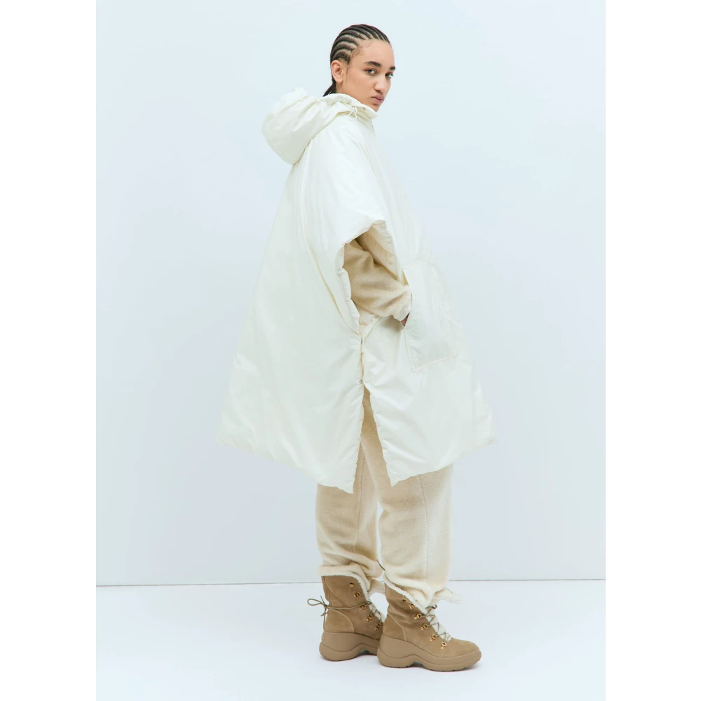 Moncler Gewatteerde Hooded Down Cape met logo White Dames