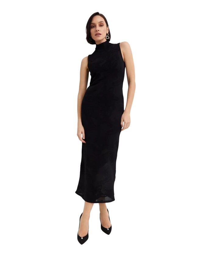robe-maxi-noire-avec-design-en-dentelle