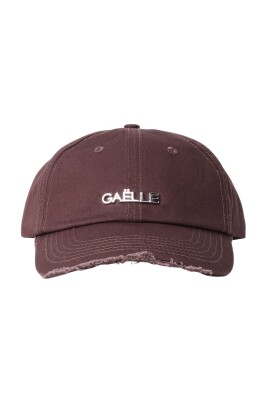 cotton-baseball-cap-with-fringed-visor-and-metal-logo