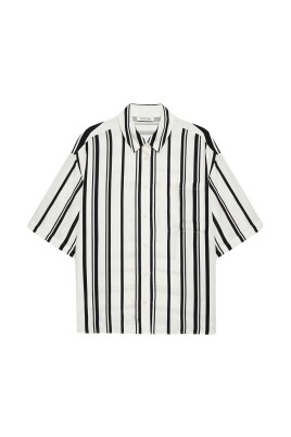 chemise-a-rayures-avec-monogramme-et-encolure-carree