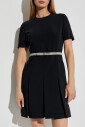 robe-avec-une-ceinture-a-la-taille