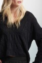 pull-en-maille-torsadee-a-col-en-v