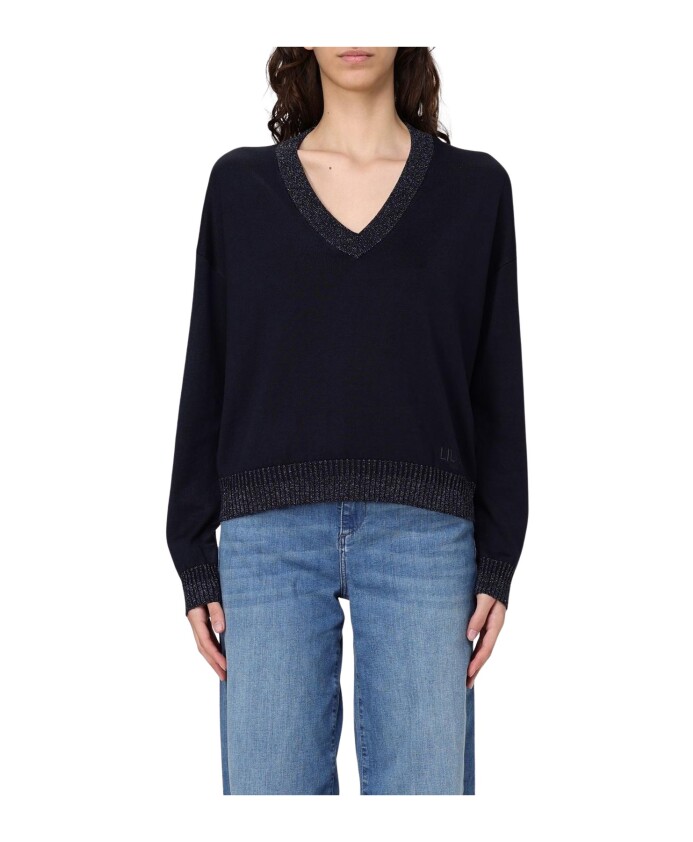 pull-en-tricot-bleu-avec-bordure-pailletee
