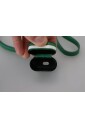 etui-airpods-en-cuir-vert-avec-bracelet-et-logo-en-metal-dore