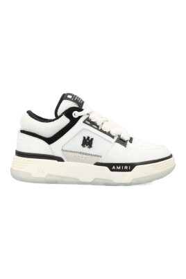 sneakers-blanches-noires-avec-details-etoiles