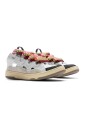 baskets-en-cuir-blanc-avec-detail-en-daim
