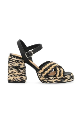 Rafiavävda sandaler