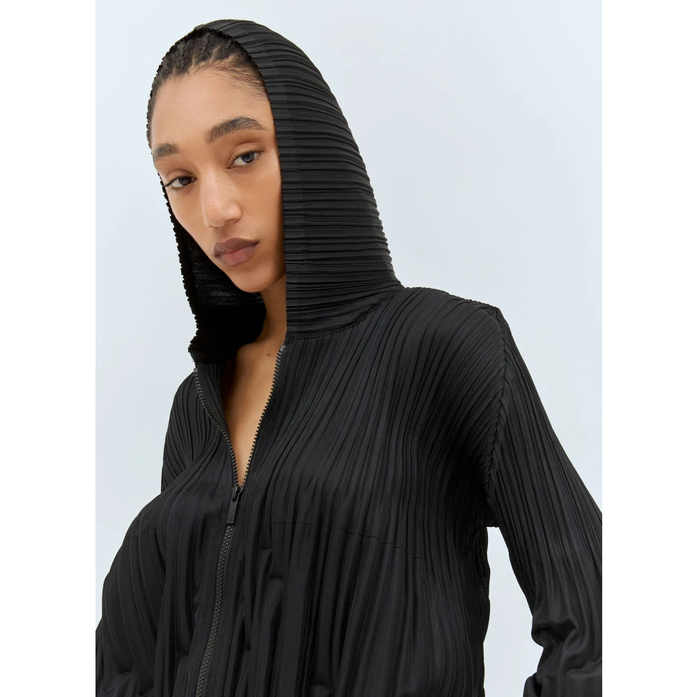 Issey Miyake Geplooide Fluffy Hoodie Black Dames