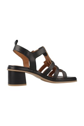 sandales-a-talons-hauts-et-brides