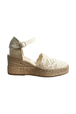 white-sandals-by-palomitas