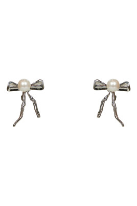 bow-detail-pearl-earrings