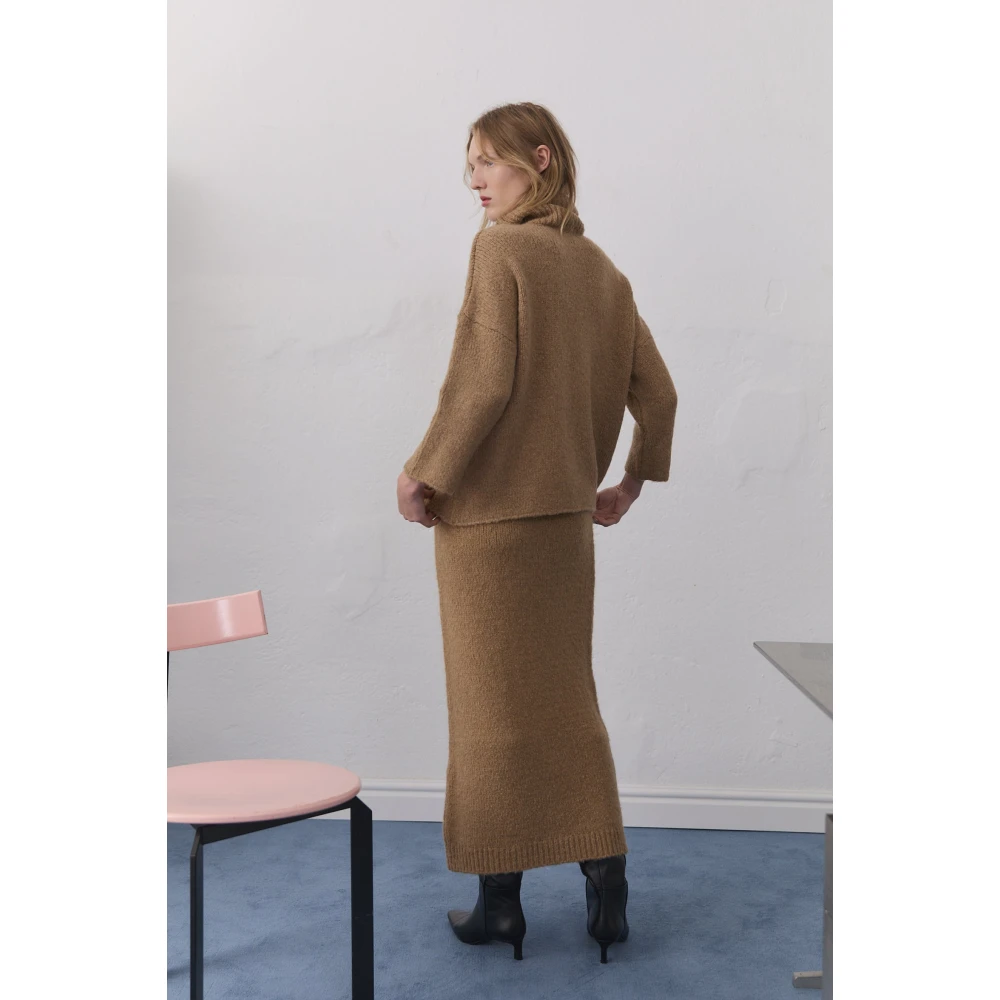 The New Society Oversized Ribbed Neck Jumper Brown Dames
