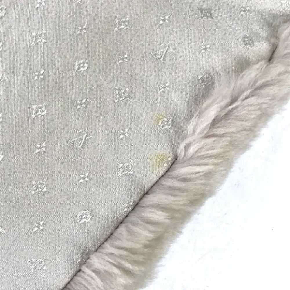 Louis Vuitton Vintage Pre-owned Fur scarves Beige Dames