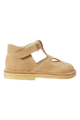 beige-flat-shoes-with-buckle-fastening