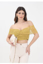 haut-jaune-a-pois-avec-epaules-denudees
