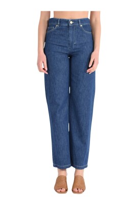 straight-leg-denim-jeans-model-polly