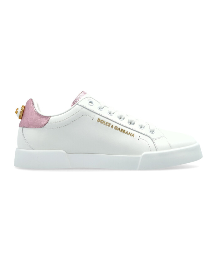 sports-shoes-with-application
