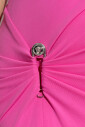 robe-avec-epingle-de-surete-decorative-et-drape