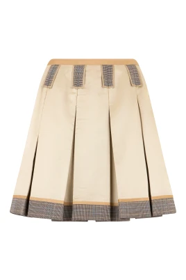 Lätt veckad kjol med eleganta detaljer