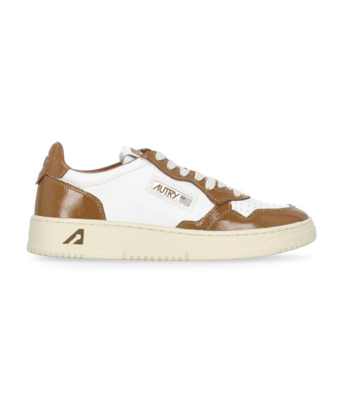 sneakers-en-cuir-blanc-avec-details-contrastants