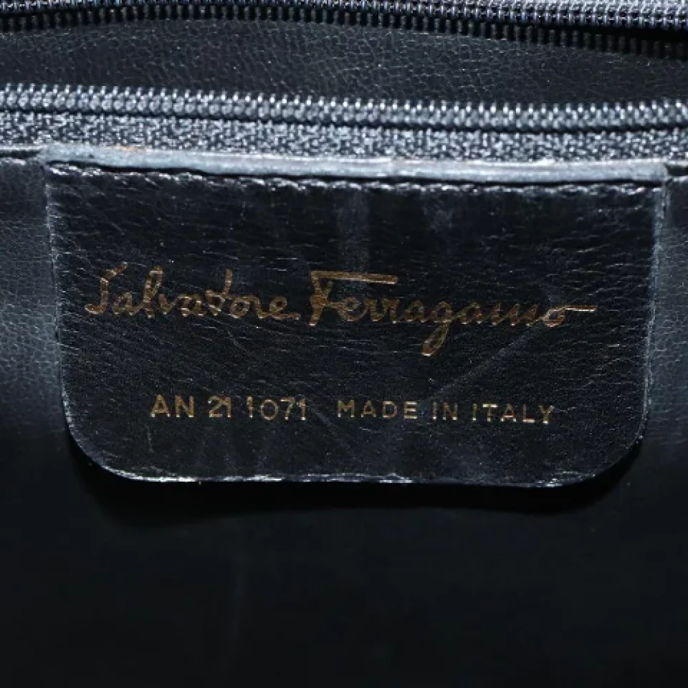 Salvatore Ferragamo Pre-owned Canvas shoulder-bags Black Dames