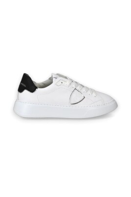 sneakers-en-cuir-blanc-avec-detail-noir