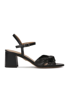 Svarta lädersandaler med en dekorativ knut