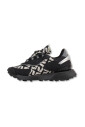 suede-sneakers-met-snelvetersysteem
