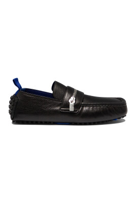 chaussures-loafer-noires-avec-detail-de-fermeture-eclair