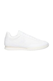 Weiße Turnschuhe