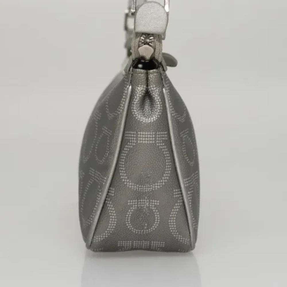 Salvatore Ferragamo Pre-owned Leather handbags Gray Dames
