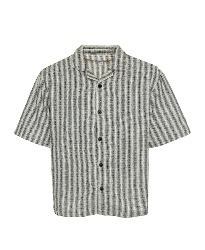chemise-a-manches-courtes-en-tissu-texture-a-rayures