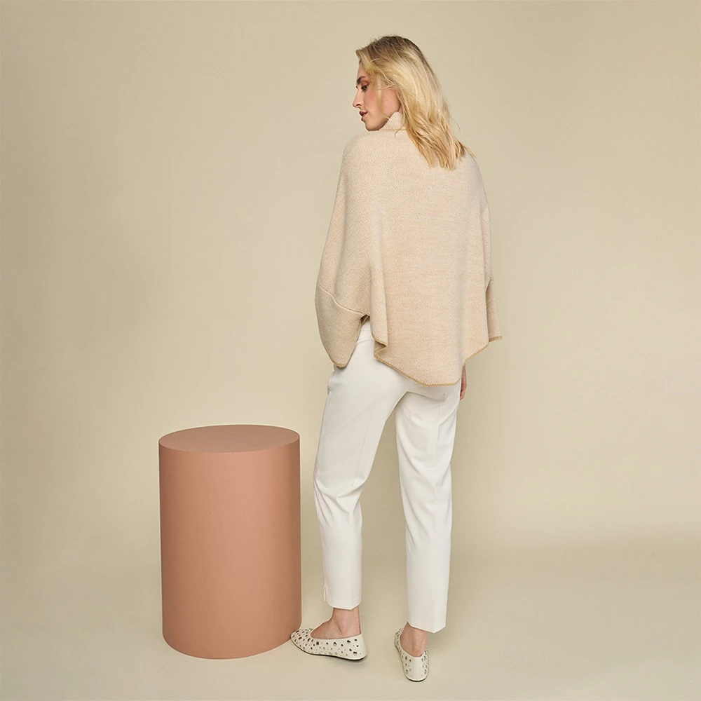 Marie Méro Kameel Cape met Knopen Beige Dames