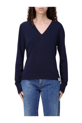 blue-knitted-crew-neck-sweater