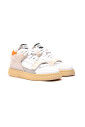 baskets-blanches-en-cuir-et-daim